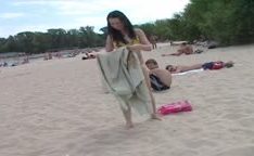 Amigos nudistas jovens nuas juntas na praia
