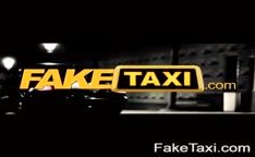 Aeromoça gostosa no taxi falso