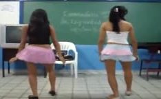 Minha escola com alunas dançando sensualmente
