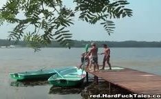Garota fodida no lago com muitos homens