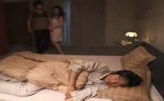 Asiática traindo o marido do lado na cama