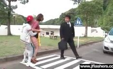 Jovens japoneses fodendo uma coroa na frente dos carros passando