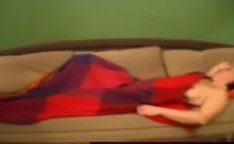 Pegou sua mãe coroa dormindo no sofá no video de incesto