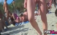Casais fazendo sexo oral na praia de nudismo