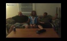 Transa com pai e irmão no sofá vendo TV