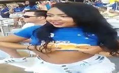 Torcedora do Cruzeiro pagando peitinhos durante jogo