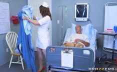Doce enfermeira faz sexo oral no paciente