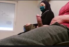 Muçulmana masturba companheiro em consultório médico